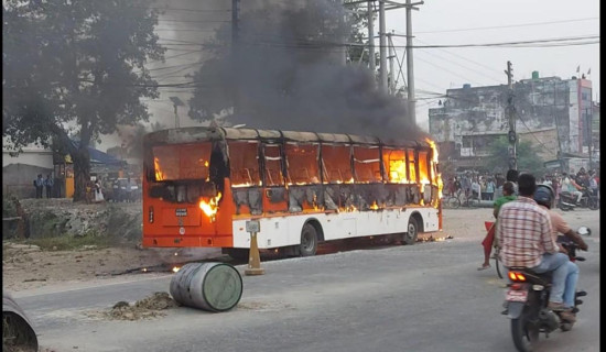 बसको ठक्करबाट किशोरीको मृत्यु भएपछि स्थानीयले गरे आगजनी