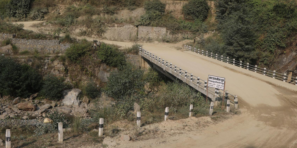 मध्यपहाडी लोकमार्गको खरङ्वा–यावरा खण्ड कालोपत्र