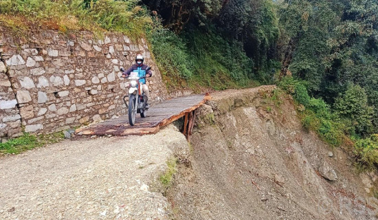 पोखरेबगर–चित्रे सडक मर्मत नहुँदा पर्यटकलाई सास्ती