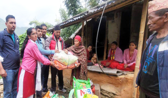 आगलागी पीडित परिवारलाई पालिका र वडाको राहत