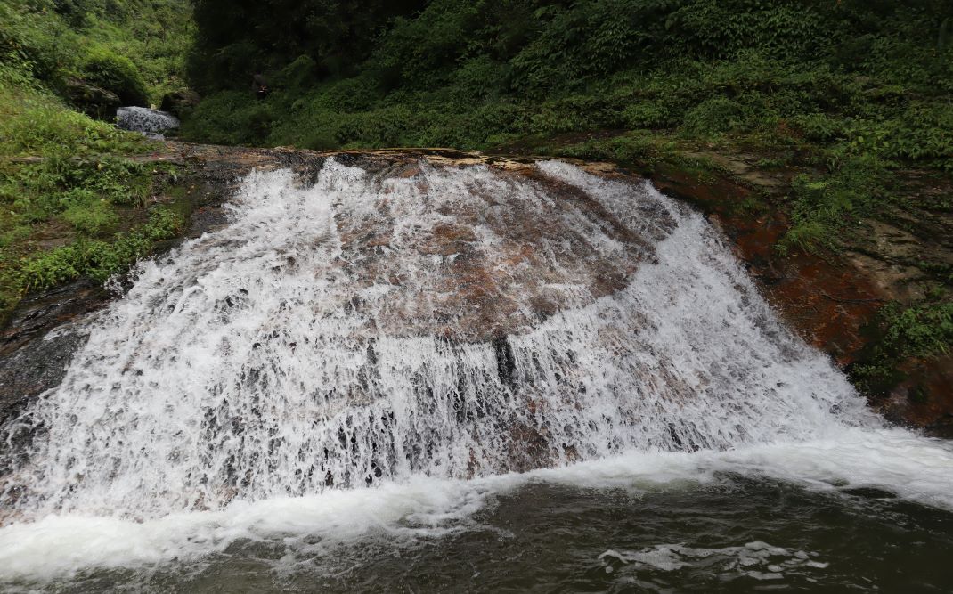 पर्यटक लोभ्याउँदै बत्तीसे झर्ना (तस्बिर सहित)