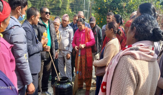 अगुवा कृषकलाई जैविक मल बनाउने तरिका सिकाउँदै पुतलीबजार