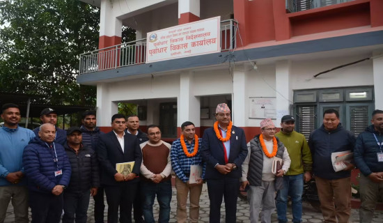 यातायात कार्यालयमा यातायात मन्त्रीको छड्के