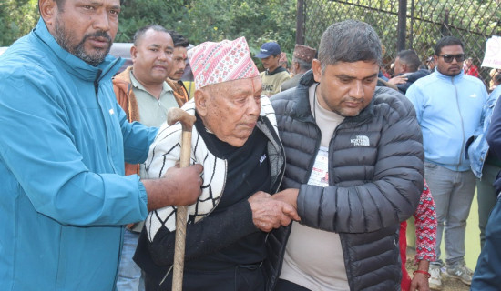 हेटौँडाका १०२ वर्षीय वृद्धद्वारा मतदान