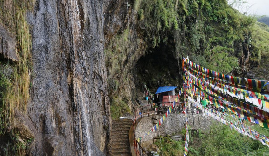 सुमनको लेखनमा ‘छेवैमा बस’