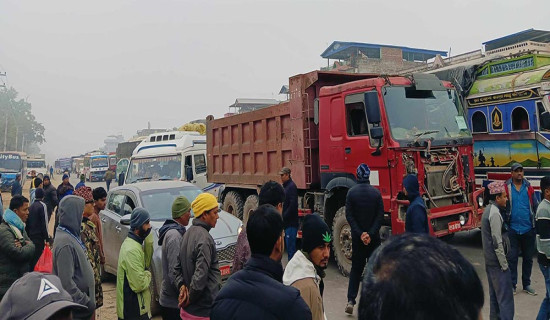 सडक विस्तार छिटो सक्न माग गर्दै चक्का जाम, ठेकेदारले तिर्यो आठ करोड