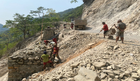 पहाडी सडकको दुर्दशा :  सैँतिस वर्षमा पनि भएन स्तरोन्नति