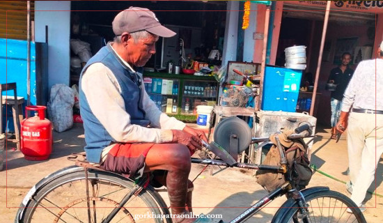 ७० वर्षीय मुखिया हतियारमा ‘धार’ लगाएर जीविकोपार्जन गर्दै