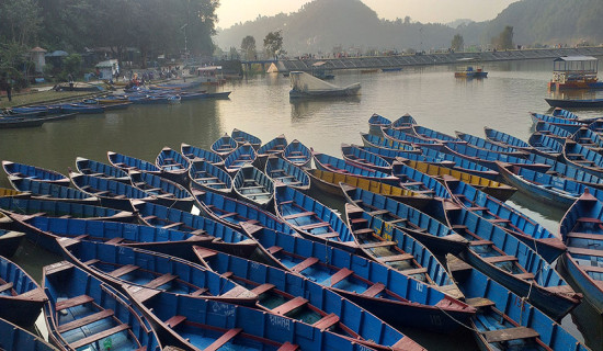 पर्यटकको पर्खाइमा डुङ्गा व्यवसायी