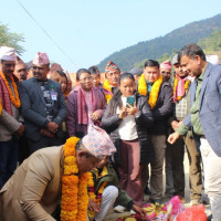 दाउरा खोज्न ह्विलचेयरसँगै जङ्गल पस्छन टीकाराम