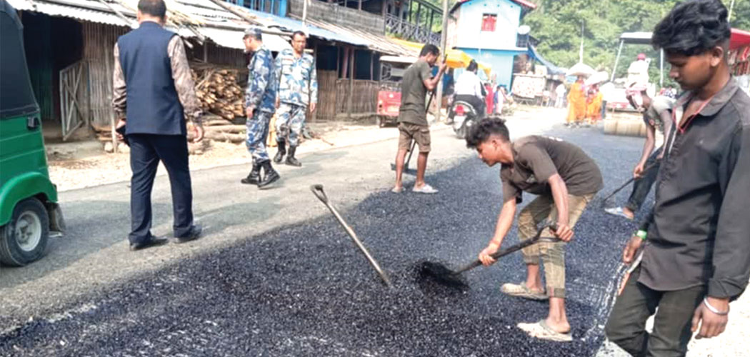 नगरभित्रका सडक कालोपत्रे गरिँदै