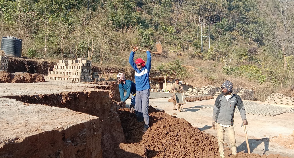 चिसो सिरेटोमा मेहनत गर्दै मुखियाका दुई पुस्ता