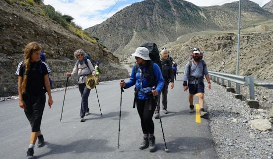 घोडा चढेर मुक्तिनाथ जाँदै तीर्थयात्री