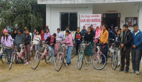 विपन्न समुदायका छात्रालाई वडा कार्यालयबाट साइकल सहयोग