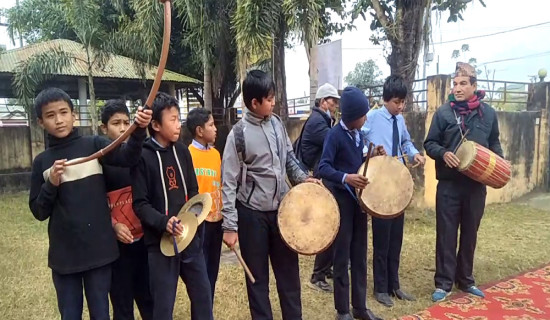 विद्यार्थीलाई पञ्चेैबाजा बजाउने तालिम