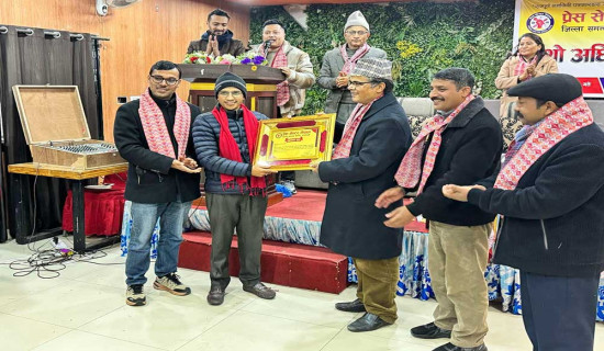 गोविन्द स्मृति पत्रकारिता पुरस्कारबाट रोका पुरस्कृत