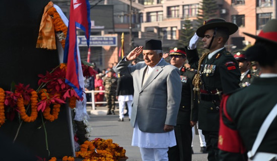 राष्ट्रपति पौडेलद्वारा पृथ्वीनारायण शाहको सालिकमा माल्यार्पण