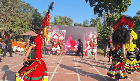 शाश्वतधाममा भक्तजनकाे भिड