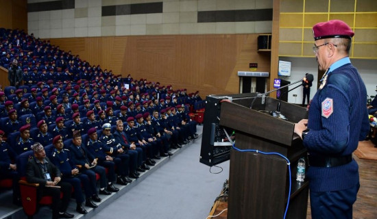 प्रहरी महानिरीक्षकद्वारा दर्ज्यानी चिह्न प्रदान