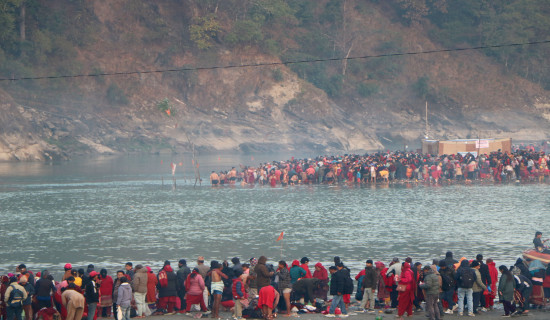 देवघाटमा मकरस्नान गर्दै भक्तजन