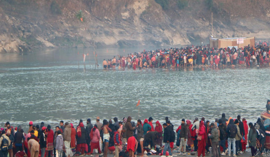 देवघाटमा स्नान गर्न घुइँचो : गैँडाकोटबाट निःशुल्क डुङ्गाको व्यवस्था