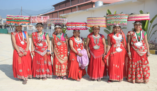 थारू युवती