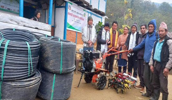 किसानलाई कृषि सामग्री प्रदान