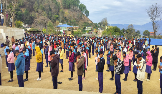 बिहानी प्रार्थना गर्दै विद्यार्थी