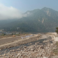 बिहानी प्रार्थना गर्दै विद्यार्थी