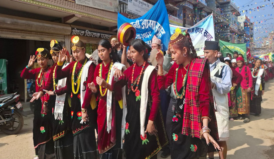 १५ जना नेपाली विद्यार्थीको टोली हिमाल आरोहण गर्दै