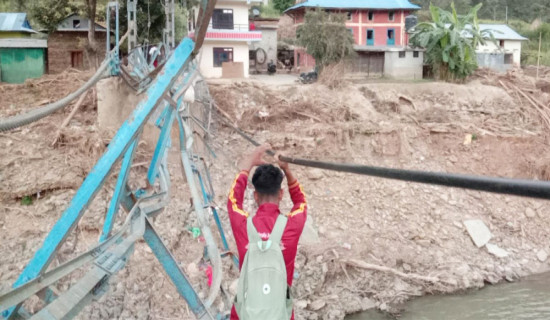 बाढीले क्षतिग्रस्त पुलमा जोखिमपूर्ण यात्रा गर्दै विद्यार्थी