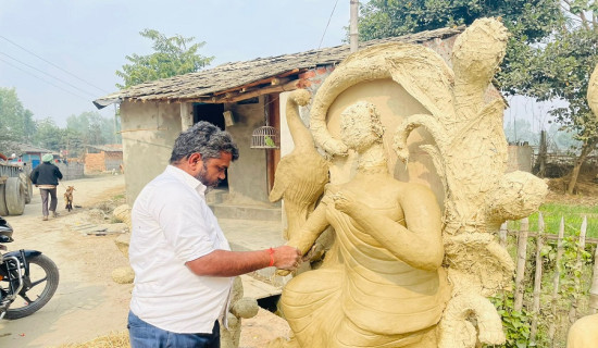 सरस्वतीको मूर्ति निखार्दै मूर्तिकार