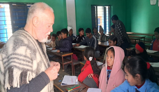 विद्यार्थीलाई निःशुल्क चित्रकला शिक्षा