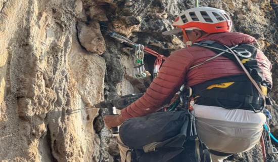 सुरी भीरमा ओखलढुङ्गाकै पहिलो ‘रक क्लाइम्बिङ’