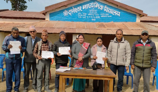 गरिब विद्यार्थीको अभिभावक बन्दै उपप्रमुख