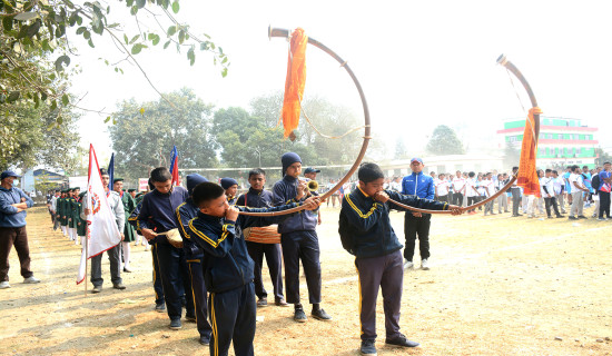 बाजा बजाउँदै विद्यार्थी