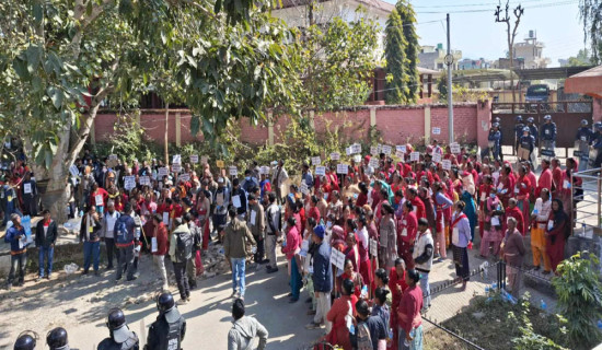 स्वर्गद्वारी गुठी पीडित किसान धर्नामा