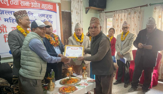 आठ जना किसान तथा उद्योगी पुरस्कृत