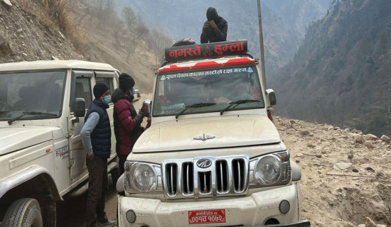 सडक मर्मत नहुँदा जोखिम मोलेर यात्रा