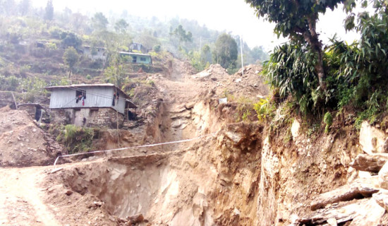 सिद्धि जलविद्युत्बाट आधा दर्जन घर जोखिममा