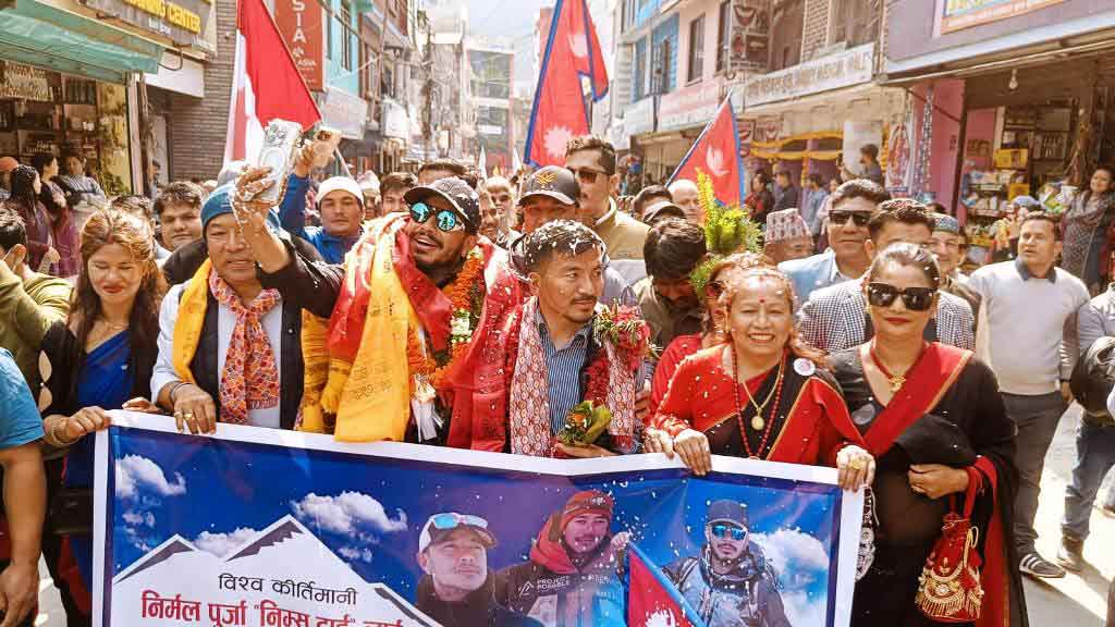 विश्व कीर्तिमानी निर्मल पुर्जा सम्मानित