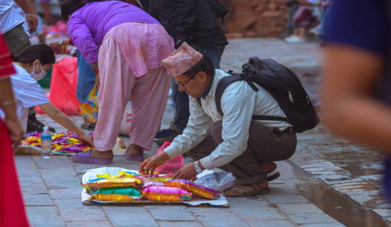 फुटकर व्यापारीको उत्साहपूर्ण रङको व्यापार (फोटो फिचर)