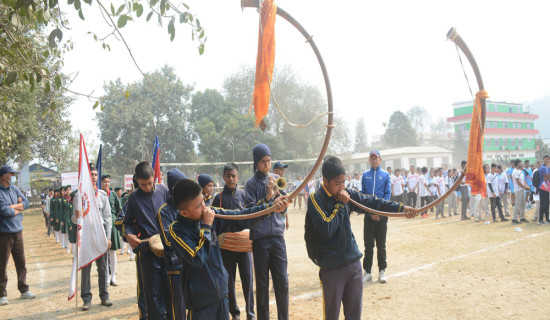 तरकारी उत्पादन गर्दै विद्यार्थी