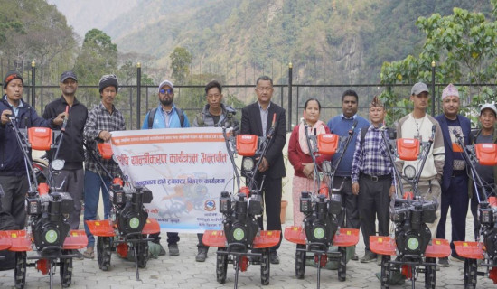 खेत जोत्न किसानलाई पावर ट्रिलर