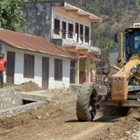 बीउ उत्पादन गर्न रोपिएको आलुको गोडमेल सुरु