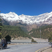 बीउ उत्पादन गर्न रोपिएको आलुको गोडमेल सुरु