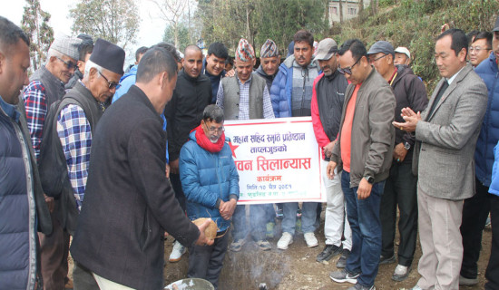 गाउँपालिका अध्यक्षसहित दुई जना प्रहरी नियन्त्रणमा