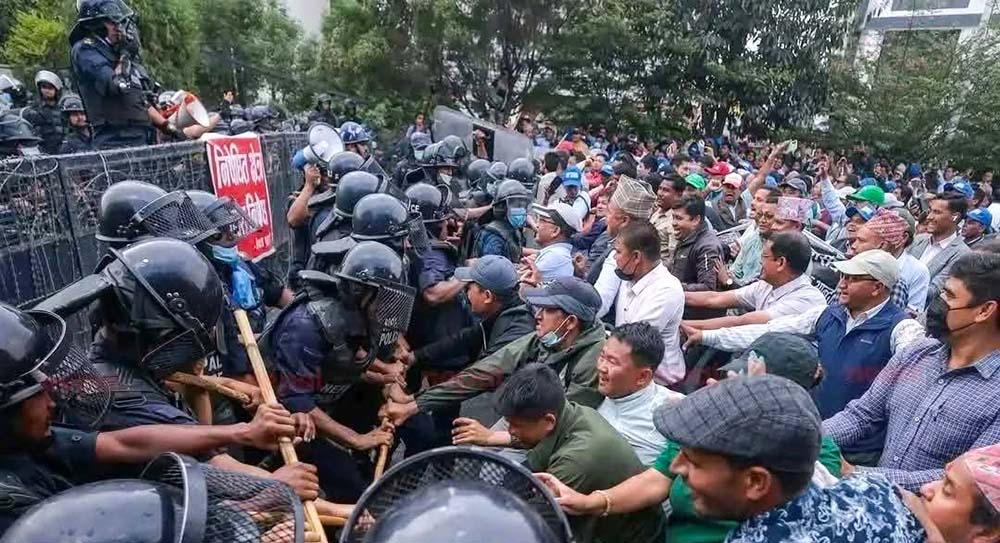 शिक्षक आन्दोलन : निषेधित क्षेत्र तोडेपछि प्रहरी हस्तक्षेप, १९ जना घाइते