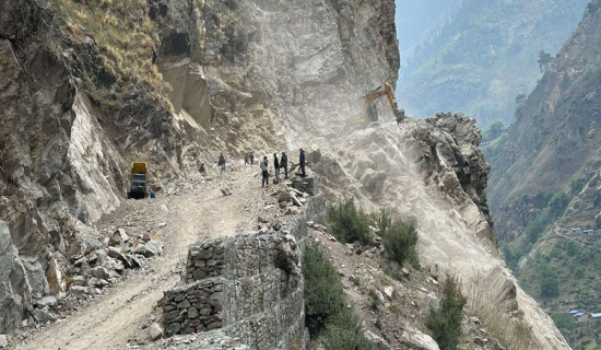 विस्फोट गरेर सडक स्तरोन्नति