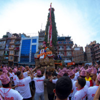 गुडिरहेको बसबाट निस्केको धुवाँको मुस्लो